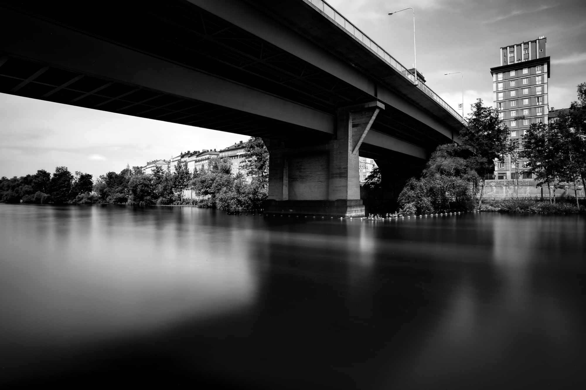 St. Eriksbron i Stockholm tagen med lång slutartid